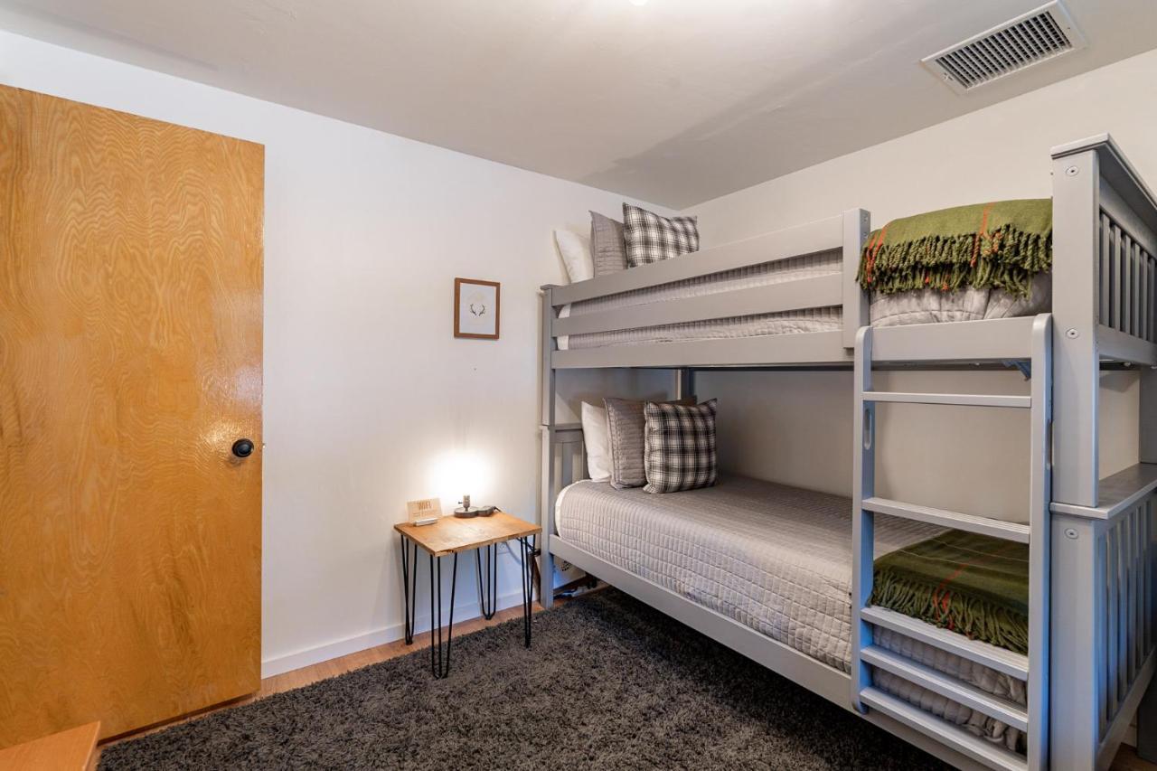 Villa The Pine House - Cozy Mid-Century Modern, Pet-Friendly Extérieur photo