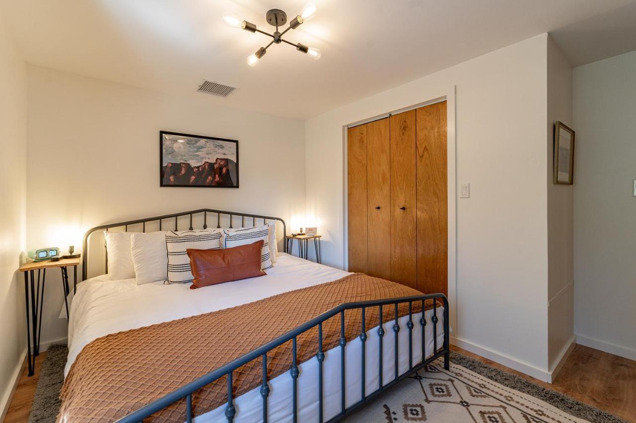Villa The Pine House - Cozy Mid-Century Modern, Pet-Friendly Extérieur photo